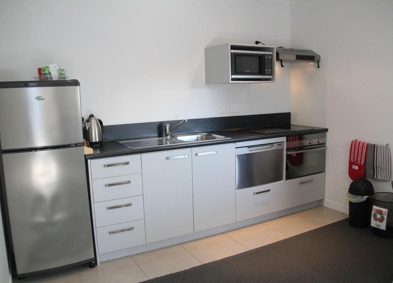 พุเคคูร่ามอเตอร์ลอดจ์ Motel นิวพลีมัธ ภายนอก รูปภาพ A kitchen in a student apartment