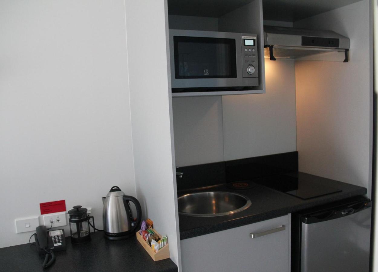 พุเคคูร่ามอเตอร์ลอดจ์ Motel นิวพลีมัธ ภายนอก รูปภาพ A kitchenette in a hotel room