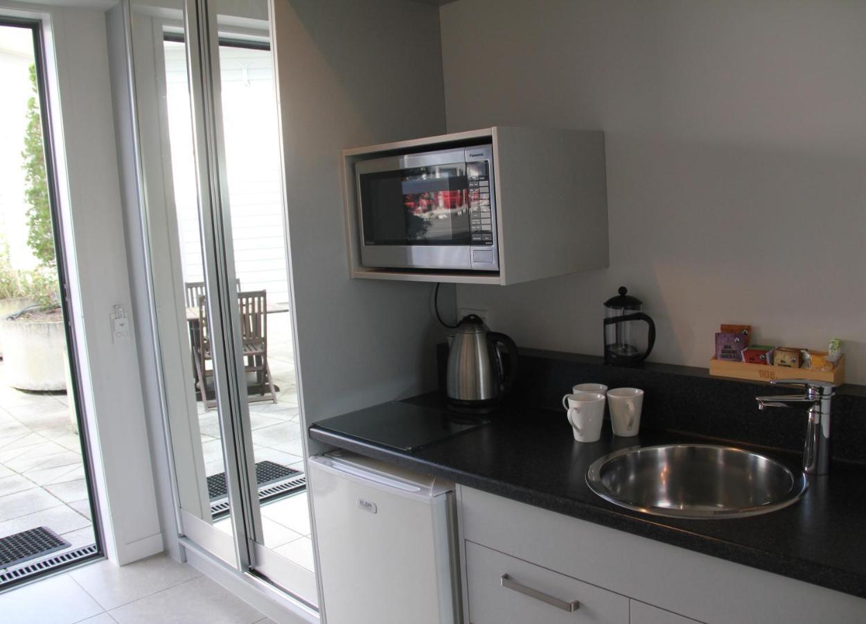 พุเคคูร่ามอเตอร์ลอดจ์ Motel นิวพลีมัธ ภายนอก รูปภาพ A microwave oven in a kitchen