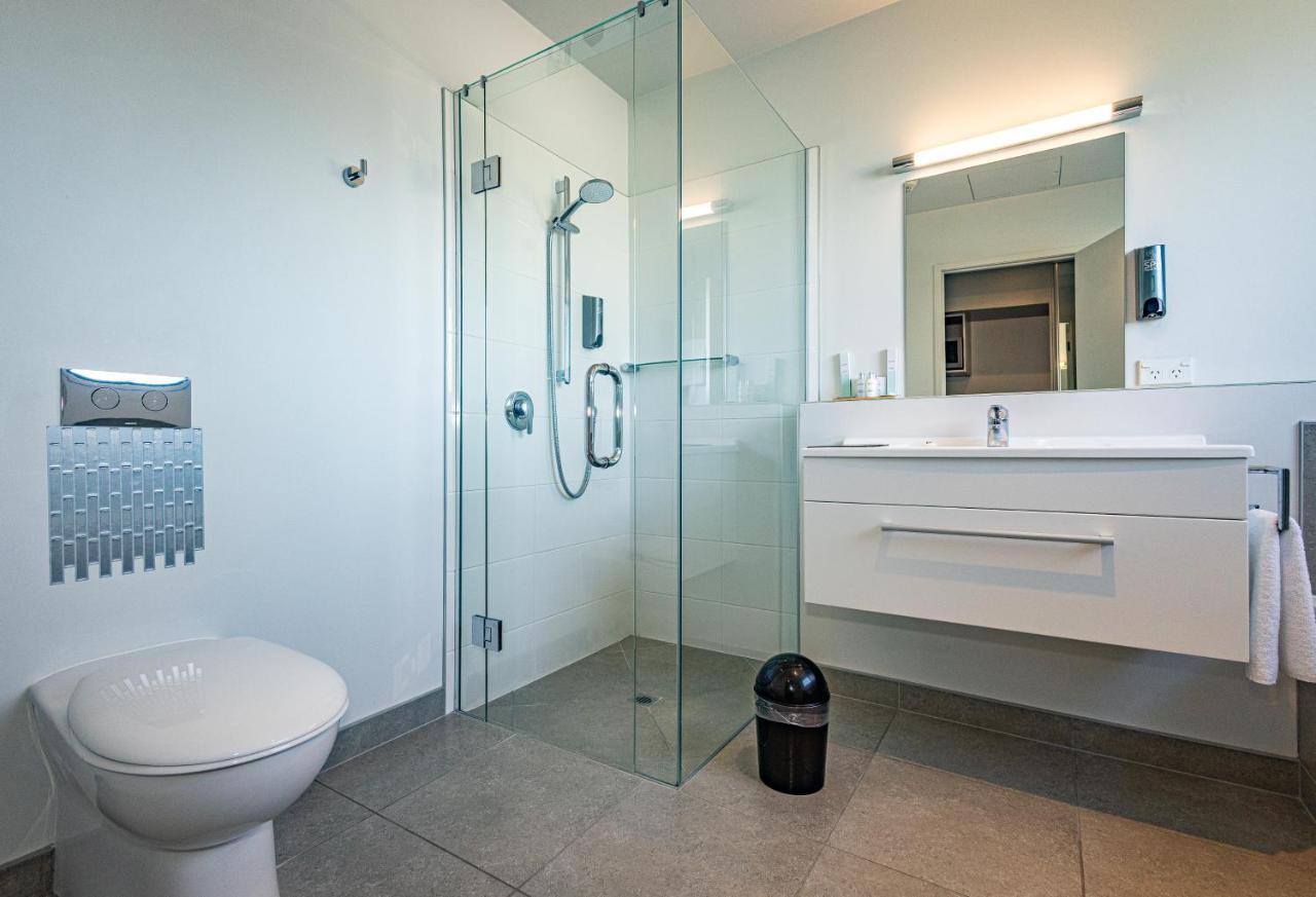 พุเคคูร่ามอเตอร์ลอดจ์ Motel นิวพลีมัธ ภายนอก รูปภาพ A modern bathroom with a shower cubicle