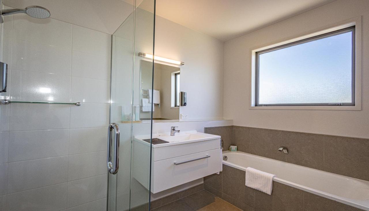 พุเคคูร่ามอเตอร์ลอดจ์ Motel นิวพลีมัธ ภายนอก รูปภาพ A modern bathroom
