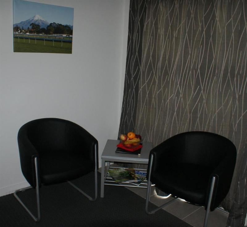 พุเคคูร่ามอเตอร์ลอดจ์ Motel นิวพลีมัธ ภายนอก รูปภาพ A waiting room at an airport