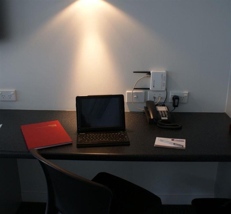 พุเคคูร่ามอเตอร์ลอดจ์ Motel นิวพลีมัธ ภายนอก รูปภาพ A typical hotel room with a phone, a laptop and a book