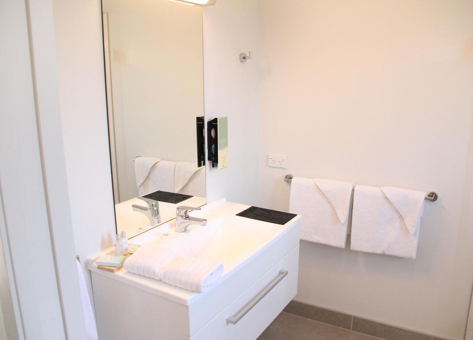 พุเคคูร่ามอเตอร์ลอดจ์ Motel นิวพลีมัธ ห้อง รูปภาพ Bathroom